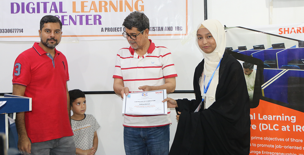DLC Student receives certificate